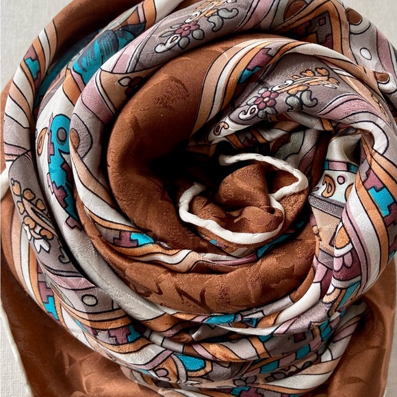 GONCA silk scarf, large vintage square shawl. - Picture 8 of 10